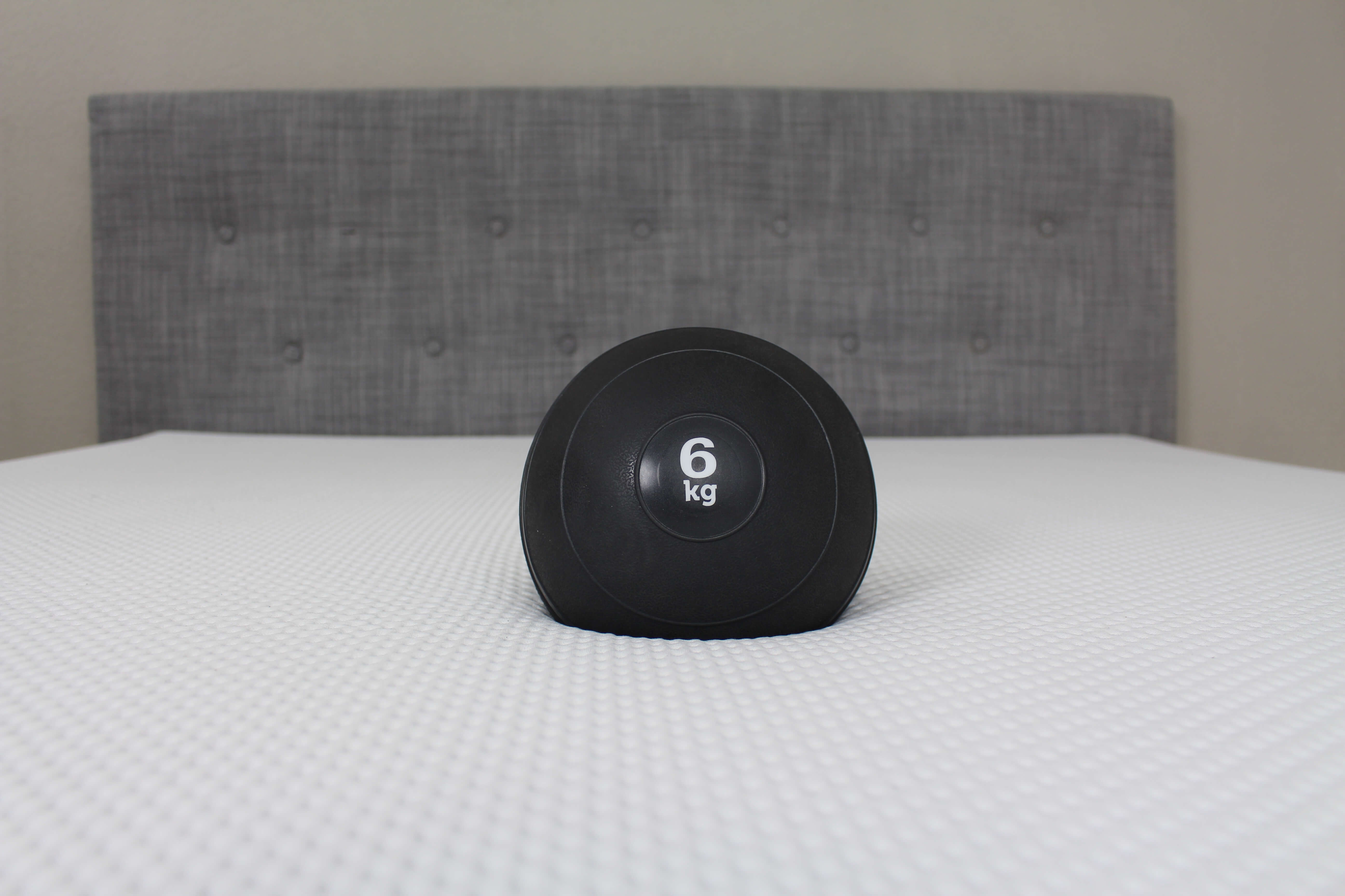 Bola pesada no colchão